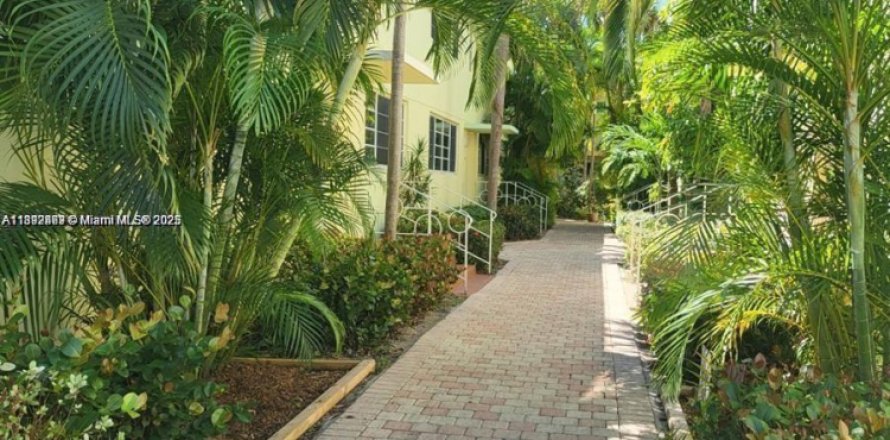 Condo in Miami Beach, Florida, 2 bedrooms  № 1946228