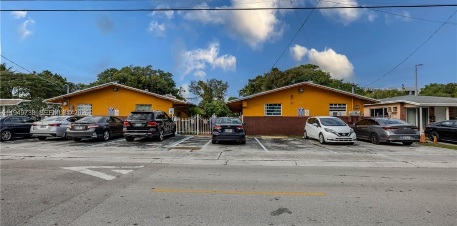 House in Hallandale Beach, Florida 1 bedroom, 1299.7 sq.m. № 2006871