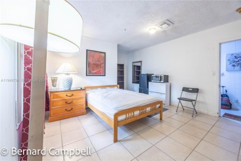 House in Hallandale Beach, Florida 1 bedroom, 1299.7 sq.m. № 2006871 - photo 10