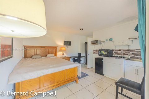 House in Hallandale Beach, Florida 1 bedroom, 1299.7 sq.m. № 2006871 - photo 2