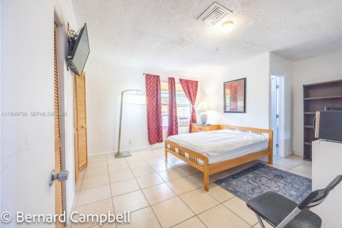 House in Hallandale Beach, Florida 1 bedroom, 1299.7 sq.m. № 2006871 - photo 8