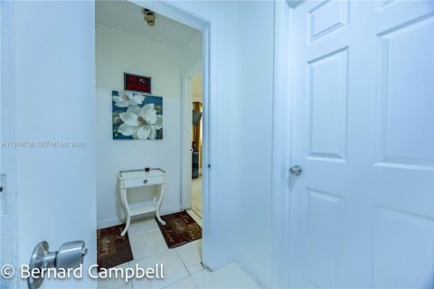 House in Hallandale Beach, Florida 1 bedroom, 1299.7 sq.m. № 2006871 - photo 14