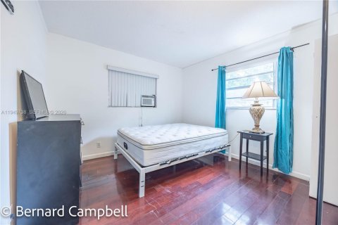 House in Hallandale Beach, Florida 1 bedroom, 1299.7 sq.m. № 2006871 - photo 21