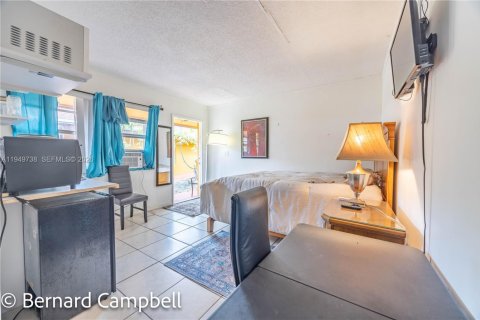 House in Hallandale Beach, Florida 1 bedroom, 1299.7 sq.m. № 2006871 - photo 5