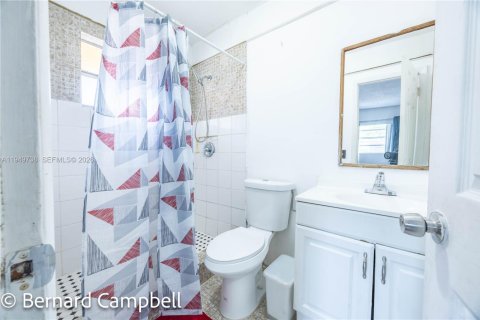 House in Hallandale Beach, Florida 1 bedroom, 1299.7 sq.m. № 2006871 - photo 20
