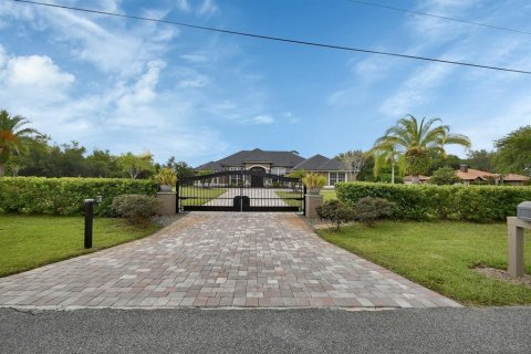 House in Deltona, Florida 5 bedrooms, 293.76 sq.m. № 1824208 - photo 2