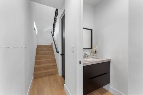 House in Miami, Florida 3 bedrooms, 153.85 sq.m. № 2152456 - photo 18