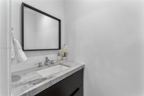 House in Miami, Florida 3 bedrooms, 153.85 sq.m. № 2152456 - photo 17