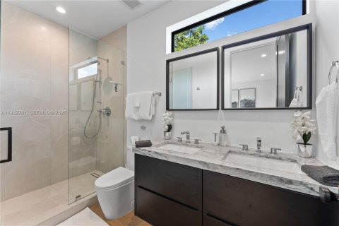 House in Miami, Florida 3 bedrooms, 153.85 sq.m. № 2152456 - photo 23