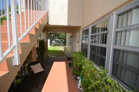 Condo in Coral Springs, Florida, 2 bedrooms  № 1711303 - photo 1