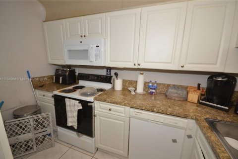 Condo in Coral Springs, Florida, 2 bedrooms  № 1711303 - photo 9
