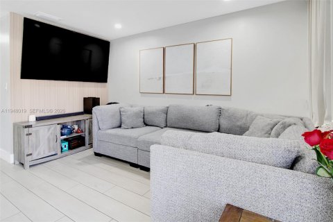 Townhouse in Miami, Florida 2 bedrooms, 86.96 sq.m. № 2004009 - photo 5