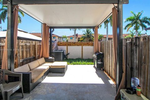 Townhouse in Miami, Florida 2 bedrooms, 86.96 sq.m. № 2004009 - photo 15