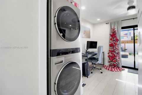 Townhouse in Miami, Florida 2 bedrooms, 86.96 sq.m. № 2004009 - photo 9