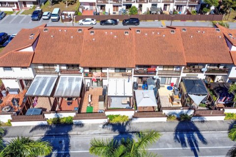 Townhouse in Miami, Florida 2 bedrooms, 86.96 sq.m. № 2004009 - photo 17