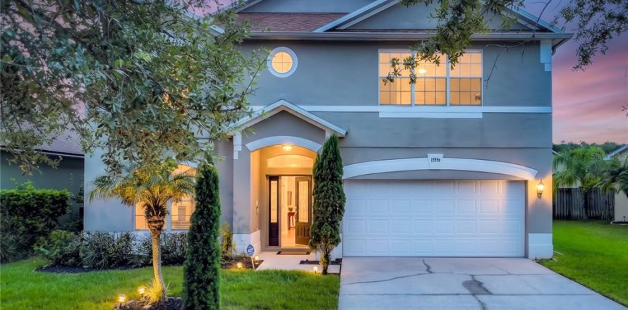 House in Orlando, Florida 5 bedrooms, 252.88 sq.m. № 2389458