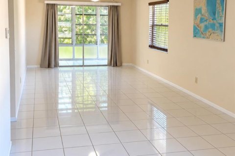 Condo in Port St. Lucie, Florida, 2 bedrooms  № 2382925 - photo 6