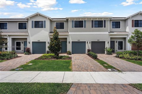 Townhouse in Lake Worth, Florida 4 bedrooms, 150.97 sq.m. № 2083595 - photo 2