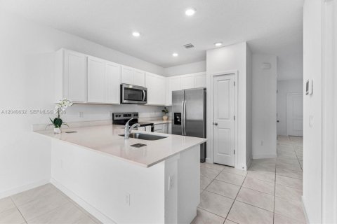 Townhouse in Lake Worth, Florida 4 bedrooms, 150.97 sq.m. № 2083595 - photo 16