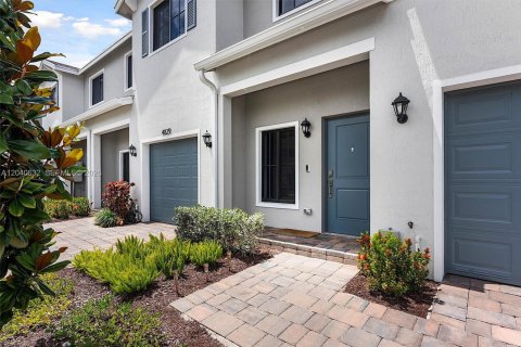 Townhouse in Lake Worth, Florida 4 bedrooms, 150.97 sq.m. № 2083595 - photo 4