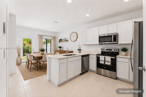 Townhouse in Lake Worth, Florida 4 bedrooms, 150.97 sq.m. № 2083595 - photo 13