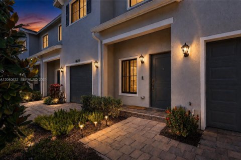 Townhouse in Lake Worth, Florida 4 bedrooms, 150.97 sq.m. № 2083595 - photo 3