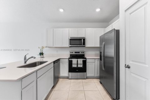 Townhouse in Lake Worth, Florida 4 bedrooms, 150.97 sq.m. № 2083595 - photo 15