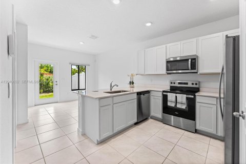 Townhouse in Lake Worth, Florida 4 bedrooms, 150.97 sq.m. № 2083595 - photo 14