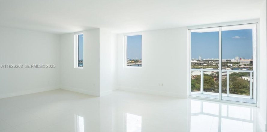 Кондоминиум с 2 спальнями в Майами, Флорида № 1984549