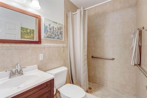 Casa en venta en Miami, Florida, 5 dormitorios, 175.49 m2 № 2056961 - foto 20