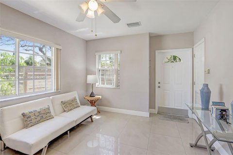 Casa en venta en Miami, Florida, 5 dormitorios, 175.49 m2 № 2056961 - foto 18
