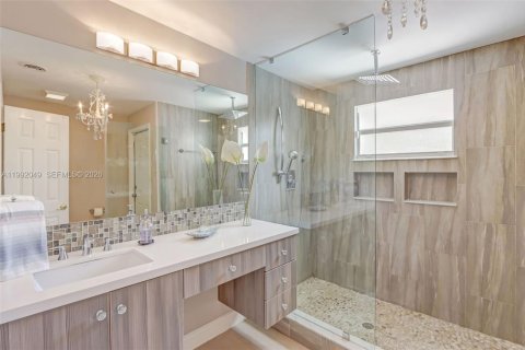 Casa en venta en Miami, Florida, 5 dormitorios, 175.49 m2 № 2056961 - foto 12