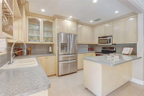 Casa en venta en Miami, Florida, 5 dormitorios, 175.49 m2 № 2056961 - foto 10