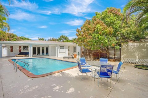 Casa en venta en Miami, Florida, 5 dormitorios, 175.49 m2 № 2056961 - foto 4