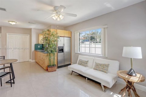 Casa en venta en Miami, Florida, 5 dormitorios, 175.49 m2 № 2056961 - foto 17