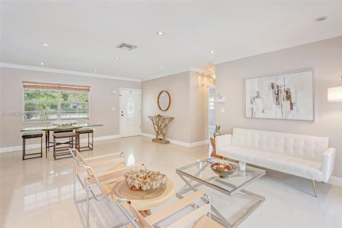 Casa en venta en Miami, Florida, 5 dormitorios, 175.49 m2 № 2056961 - foto 8
