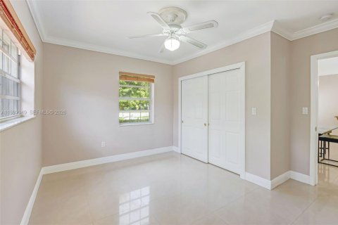 Casa en venta en Miami, Florida, 5 dormitorios, 175.49 m2 № 2056961 - foto 13