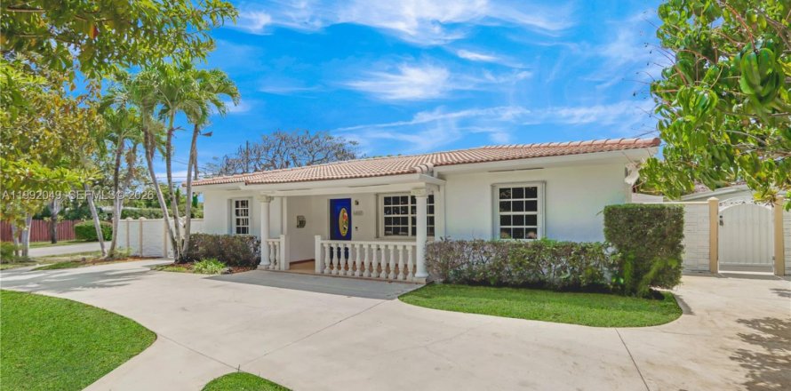 Casa en Miami, Florida 5 dormitorios, 175.49 m2 № 2056961