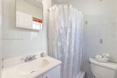Casa en venta en Miami, Florida, 5 dormitorios, 175.49 m2 № 2056961 - foto 14