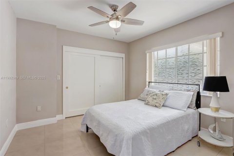 Casa en venta en Miami, Florida, 5 dormitorios, 175.49 m2 № 2056961 - foto 19