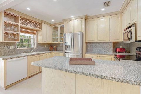 Casa en venta en Miami, Florida, 5 dormitorios, 175.49 m2 № 2056961 - foto 9