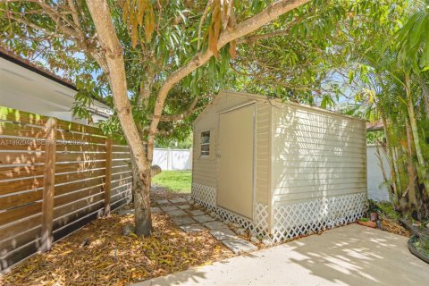 Casa en venta en Miami, Florida, 5 dormitorios, 175.49 m2 № 2056961 - foto 5