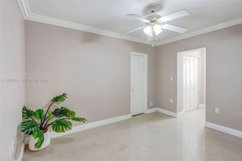 Casa en venta en Miami, Florida, 5 dormitorios, 175.49 m2 № 2056961 - foto 15