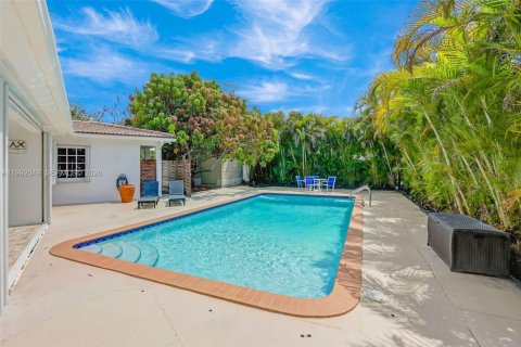 Casa en venta en Miami, Florida, 5 dormitorios, 175.49 m2 № 2056961 - foto 2