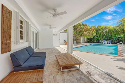 Casa en venta en Miami, Florida, 5 dormitorios, 175.49 m2 № 2056961 - foto 3