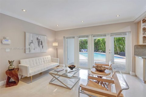 Casa en venta en Miami, Florida, 5 dormitorios, 175.49 m2 № 2056961 - foto 7