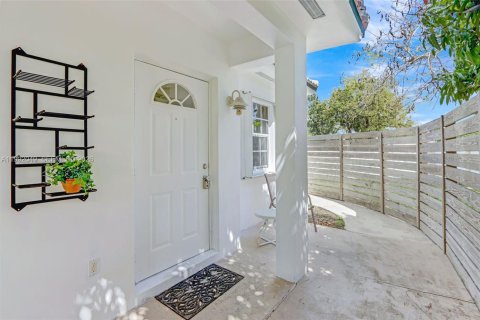 Casa en venta en Miami, Florida, 5 dormitorios, 175.49 m2 № 2056961 - foto 16