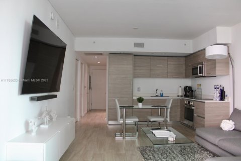 Condo in Miami, Florida, 1 bedroom  № 1959743 - photo 9