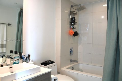 Condo in Miami, Florida, 1 bedroom  № 1959743 - photo 16