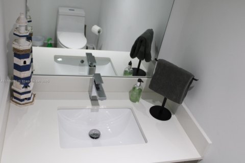 Condo in Miami, Florida, 1 bedroom  № 1959743 - photo 17